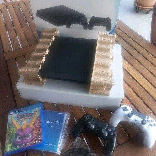 PlayStation 4 1TB VR like new with 2 controllers and Spyro game