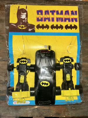 Megaplast Batman παιχνίδι σε καρτέλα από τη δεκαετία του 1970, ελληνικής κατασκευής