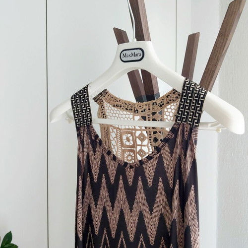 Access maxi dress like new, fitted with embroidery, black and beige