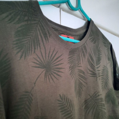 Greenwood T-Shirt with floral pattern XL like new, black and green