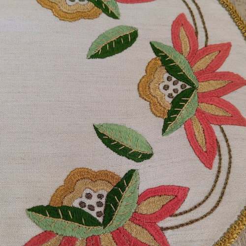 Embroidered table runner with gold thread, like new, 91x42 cm