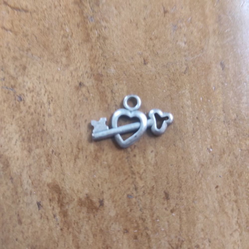 Metal heart pendant with key like new