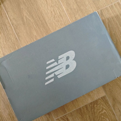New Balance athletic shoes new in box, size 37.5, white and blue