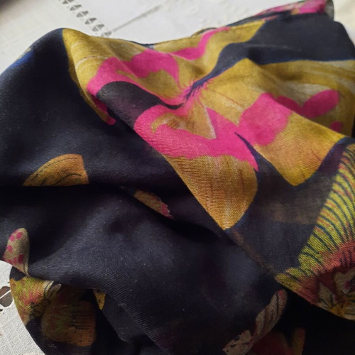 Doca pashmina like new, very thin fabric with butterflies on black background