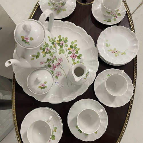 Kaiser porcelain tea set with teapot, milk jug, sugar bowl, tray, cups and saucers