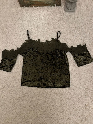 Velvet aristocratic green oil blouse with lace details like new