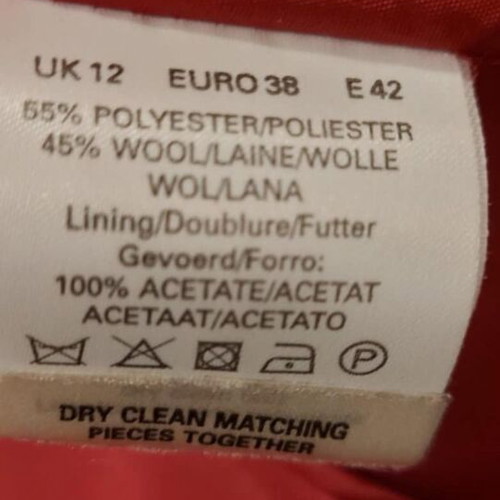 Red suit No Medium with white shirt Petit Principles like new