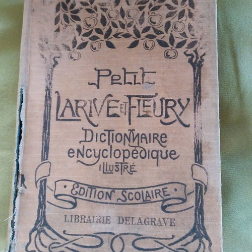 French encyclopedic dictionary Petit Larive et Fleury used 1927