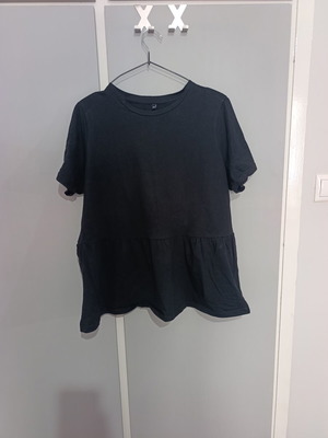 Trendyol women's short-sleeve t-shirt black, like new, XXL