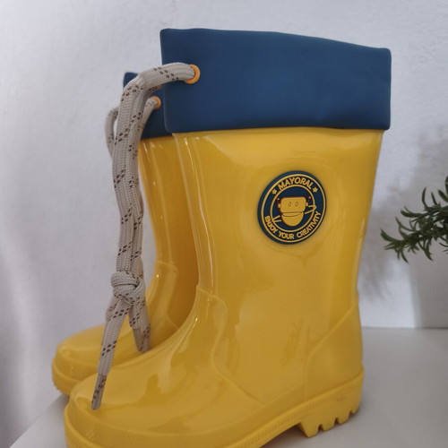 Mayoral children's rain boots like new, size 25, yellow