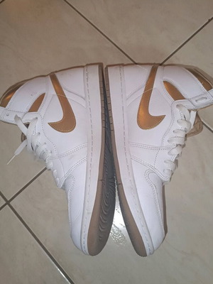 Jordan 1 Mid size 43 like new with boxes