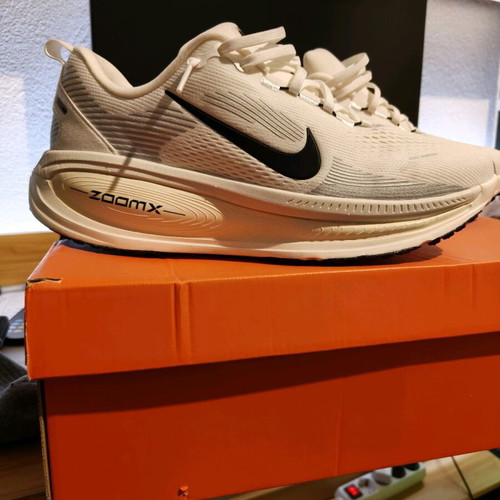 Nike Vomero 18 athletic shoes like new, size 45, white