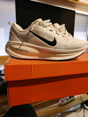 Nike Vomero 18 athletic shoes like new, size 45, white