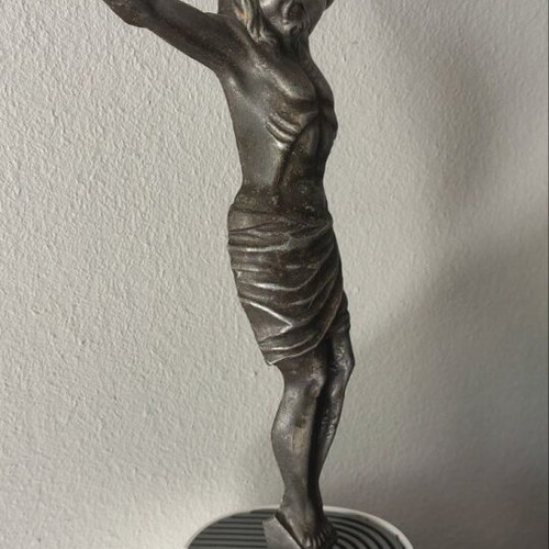 Metal crucifix statue like new