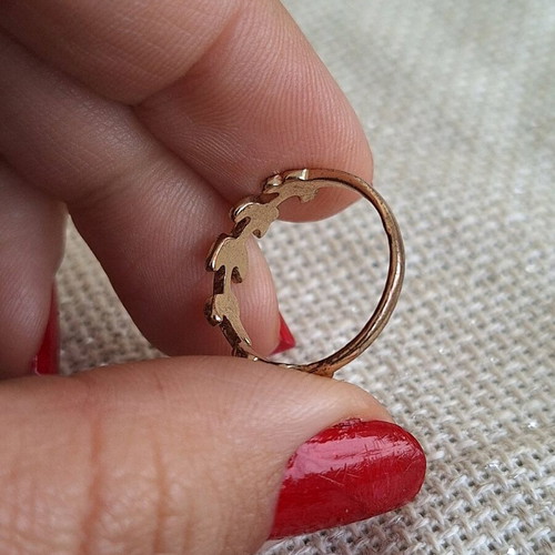 Ring with leaf wreath design like new, gold color