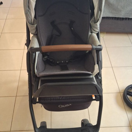 Quax Avenue Trio Chevron Grey stroller set like new with accessories
