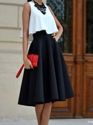 Set skirt klos with crop top small like new, black and white