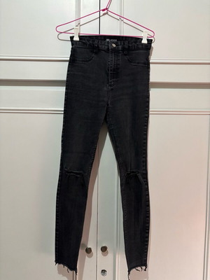 Zara skinny jeans size 36 black with rips like new