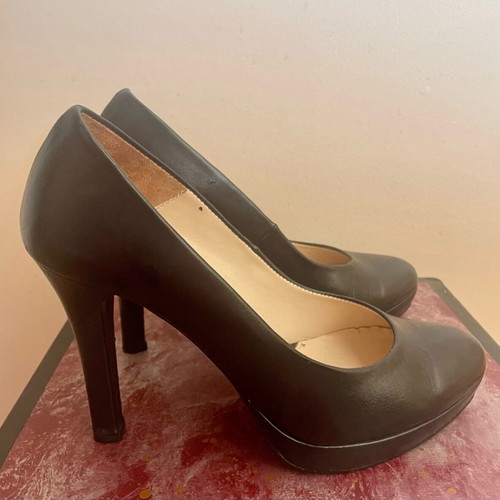 Claudia Mare women's leather pumps size 39 like new, black