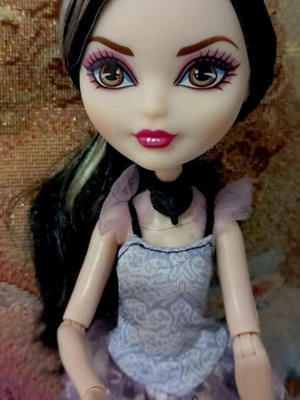 Ever After High Royal Duchess Swan collectible doll like new