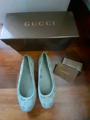 Gucci ballet flats with rubber logo like new, gray, size 37