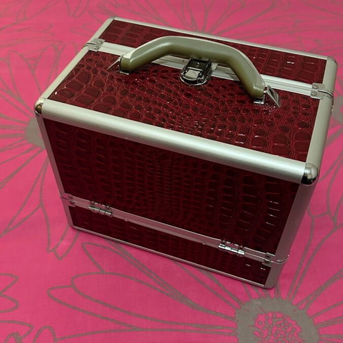 Aesthetic case like new for carrying nail polish and hairdressing items