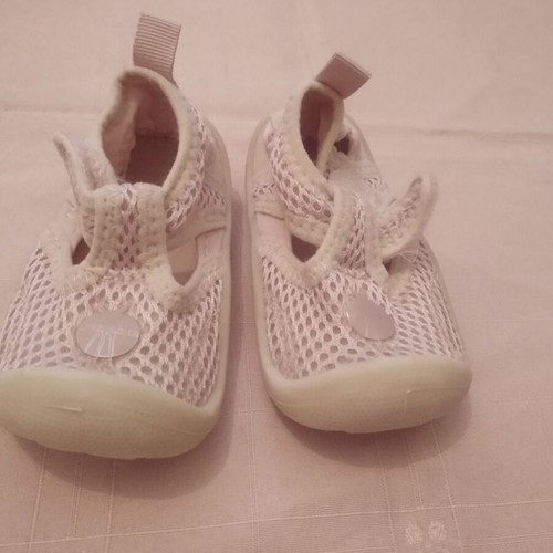 Baby shoes size 19 like new for girl