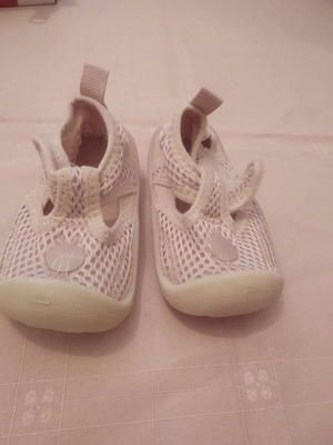 Baby shoes size 19 like new for girl