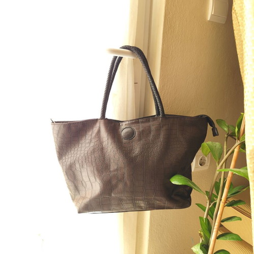 Brown handbag used, faux leather with damages near zipper