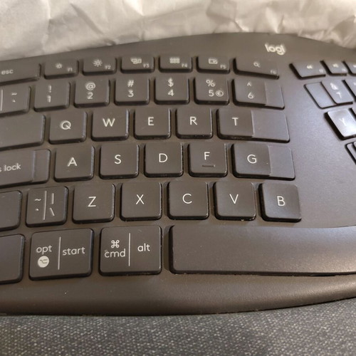 Logitech Ergo K860 Ergonomic Wireless Keyboard like new with Bluetooth and USB