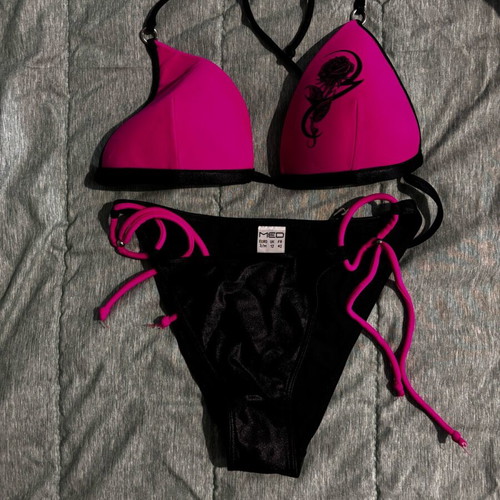 Med swimsuit like new size 75B top and Medium bottom, electric pink with black
