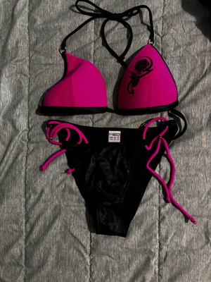 Med swimsuit like new size 75B top and Medium bottom, electric pink with black