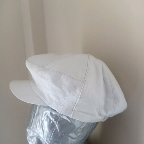 White imitation leather tragiasca cap slightly used