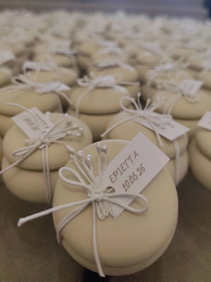 Bomboniera new with three Hatzigiannakis sugared almonds