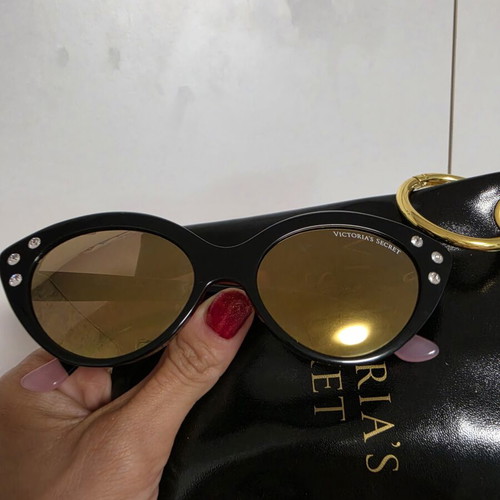 Sunglasses Victoria's Secret like new, gold mirror lenses, black frame