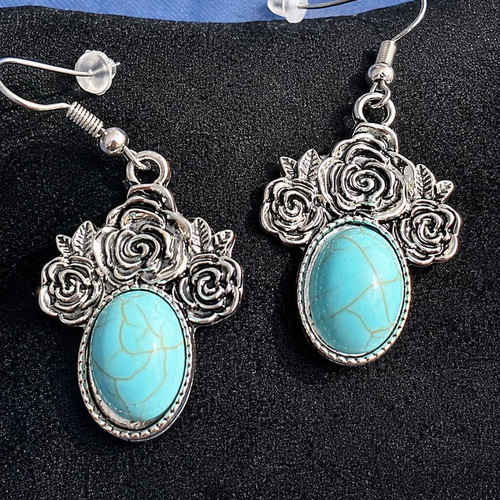 Dangling earrings with plastic clasp new, silver color