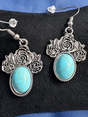 Dangling earrings with plastic clasp new, silver color