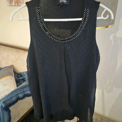 Sleeveless top like new, black with beads, size M