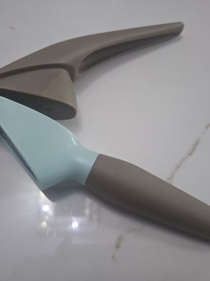 Multitool 2 in 1 Garlic Press and Pomegranate Peeler like new