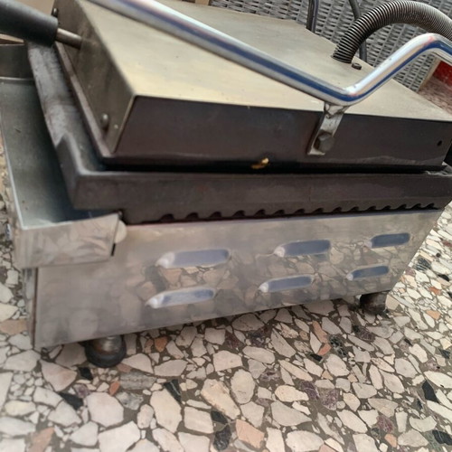 Cast iron professional sandwich maker used for catering
