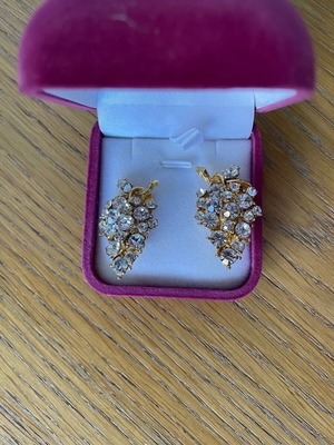Vintage grape earrings new, white and gold