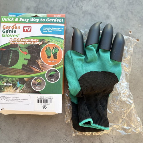 Garden Genie Gloves with Claws set of 2, brand new