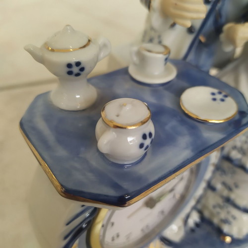 Vintage table clock with couple collectible decorative figurine like new