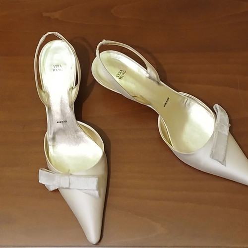 Vera Wang pumps used, size 38, beige satin with velvet bows