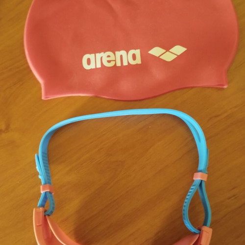 Children's goggles and Arena swim cap like new