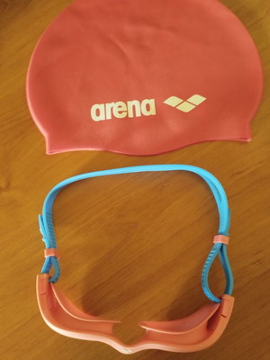 Children's goggles and Arena swim cap like new