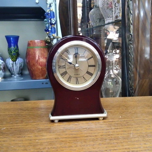 Quartz desk clock like new, battery operated 13x10x4 cm