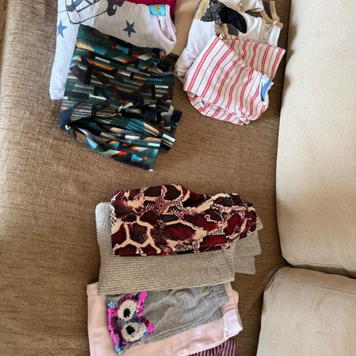 Children's clothing pack used, ages 3-5, 21 pants and 28 tops