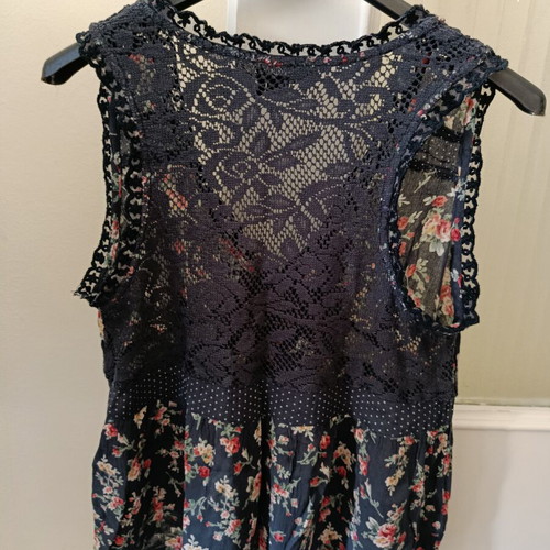 Attrattivo floral blouse with lace back, like new, size S