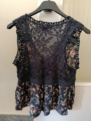 Attrattivo floral blouse with lace back, like new, size S